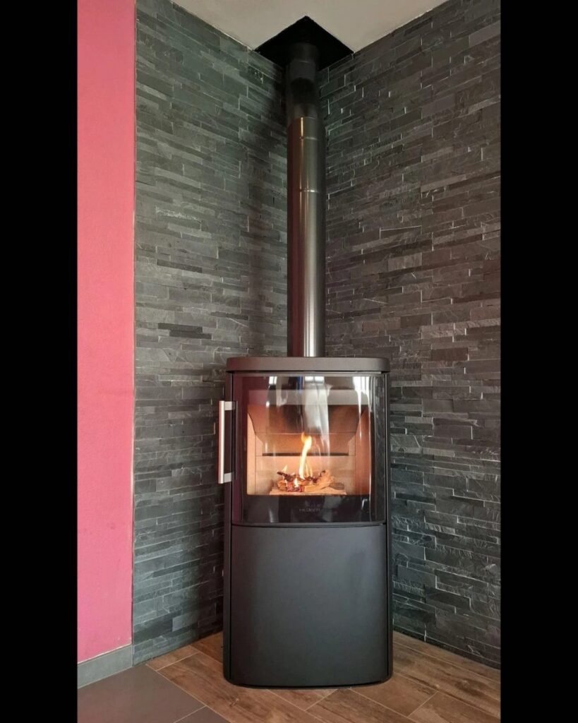 Remplacement insert par poêle à bois : moderniser son intérieur et gagner en confort